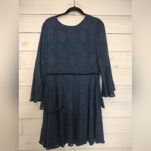 Vince Camuto midnight blue tiered ruffle long sleeve w/burn scroll print